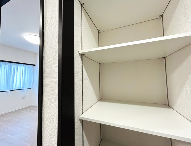 建物名を書く時は覚悟！免許証には書かれない寂しさある分、室内仕様は寂しくない！！MEGAドンキが近いので、冷蔵庫も最悪なくてＯＫじゃん！！な、『東急ドエル・横浜ヒルサイドガーデン２号棟』リフォームの収納|こまごまとしたものを収納できそうですね