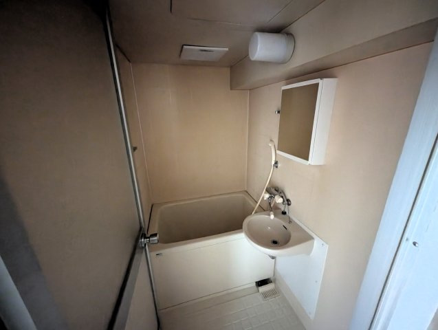 ホワイトハイツカドタの浴室