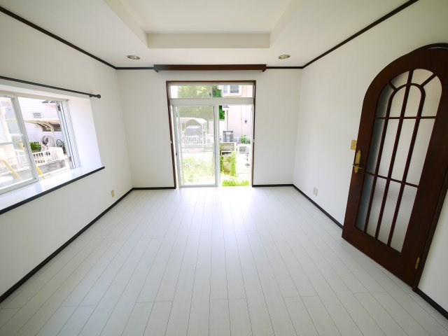 東金市大沼田　中古戸建の居間・リビング|内外装リフォーム済み令和8年5月ユニットバス 3台可能内計2台  業務スーパー徒歩約3分閑静な分譲地