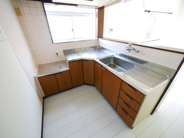 東金市大沼田　中古戸建のキッチン|内外装リフォーム済み令和8年5月ユニットバス 3台可能内計2台  業務スーパー徒歩約3分閑静な分譲地
