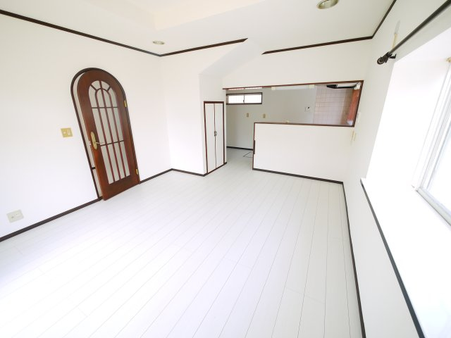東金市大沼田　中古戸建の居間・リビング|内外装リフォーム済み令和8年5月ユニットバス 3台可能内計2台  業務スーパー徒歩約3分閑静な分譲地