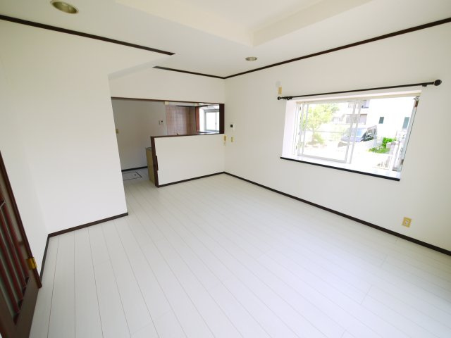 東金市大沼田　中古戸建の居間・リビング|内外装リフォーム済み令和8年5月ユニットバス 3台可能内計2台  業務スーパー徒歩約3分閑静な分譲地