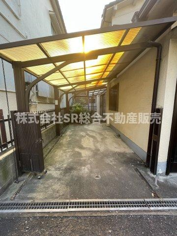 若江東町1丁目中古戸建の駐車場|軽自動車なら駐車可能なカーポート付きの駐車場があり、リビングと直接行き来でき、買い物の後に便利です！