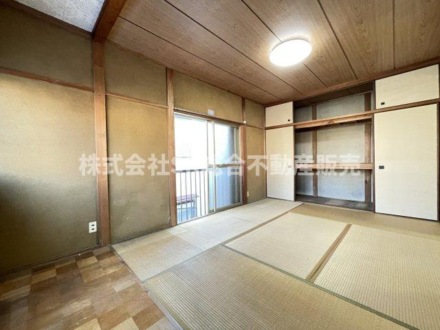 若江東町1丁目中古戸建の和室|10帖の広々とした和室です！壁一面に容量たっぷりの押入がございます♪