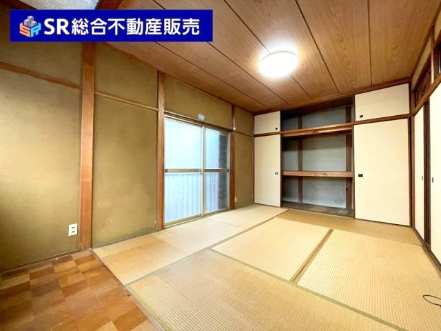 若江東町1丁目中古戸建の和室|10帖の広々とした和室です！壁一面に容量たっぷりの押入がございます♪
