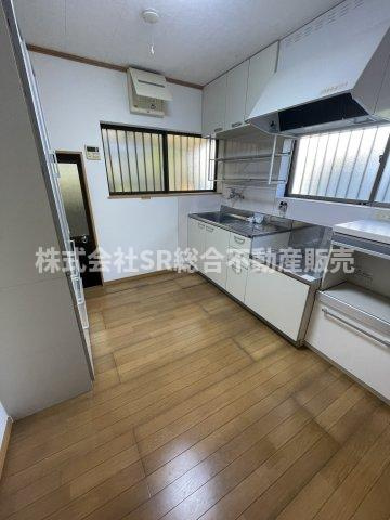 若江東町1丁目中古戸建のキッチン|2人用のテーブルと椅子なら置いても邪魔になりません。