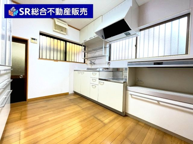 若江東町1丁目中古戸建のキッチン|2人用のテーブルと椅子なら置いても邪魔になりません。