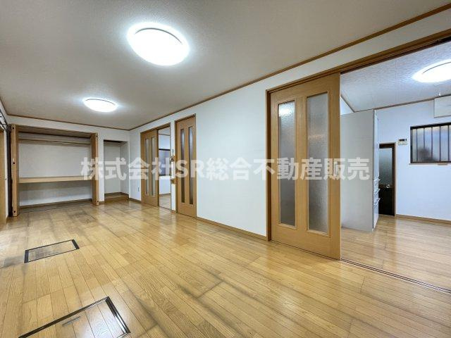 若江東町1丁目中古戸建の居間・リビング|お庭と駐車場に面しており、使いやすいリビングです！