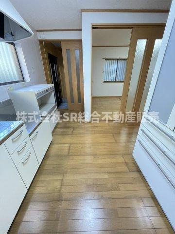 若江東町1丁目中古戸建のキッチン|玄関からリビングをグルっと1周できます！