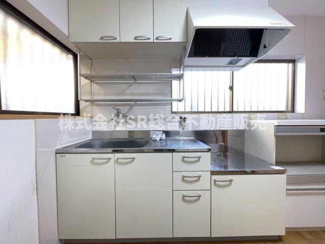 若江東町1丁目中古戸建のキッチン|2面採光の明るいキッチンで快適にお料理できます！