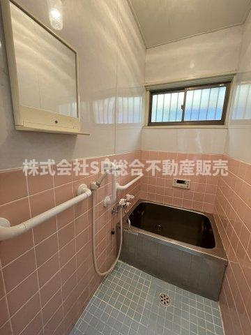 若江東町1丁目中古戸建の浴室|手すりが配置されており、高齢者の方も安心です！