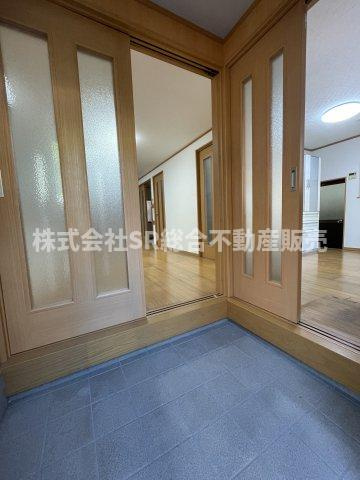 若江東町1丁目中古戸建の玄関|玄関はリビングかキッチンにすぐ行ける2WAY仕様で使いやすいです！