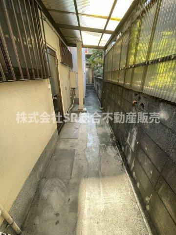 若江東町1丁目中古戸建のバルコニー|キッチンから勝手口を出れば洗濯機置場があり干す作業まで完結できるようになっています！