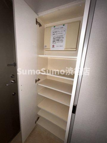 カスタリア用賀の玄関