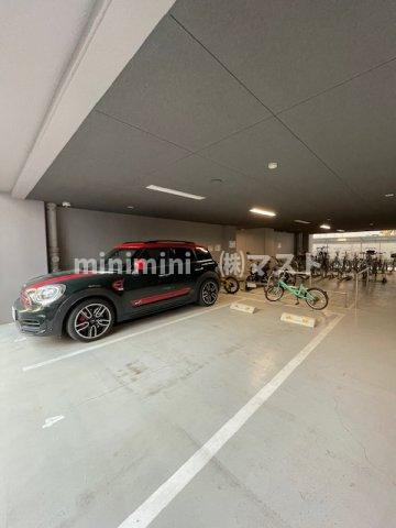 大阪市中央区本町橋の賃貸マンションの駐車場