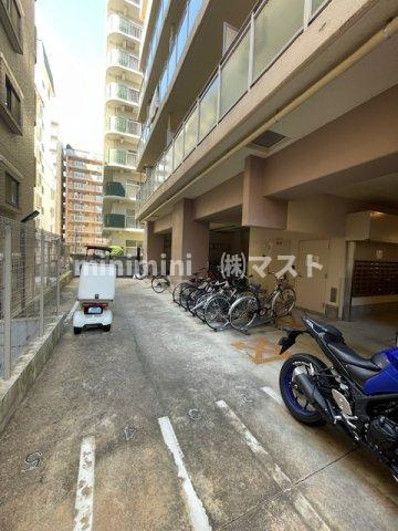 大阪市中央区十二軒町の賃貸マンションの駐車場