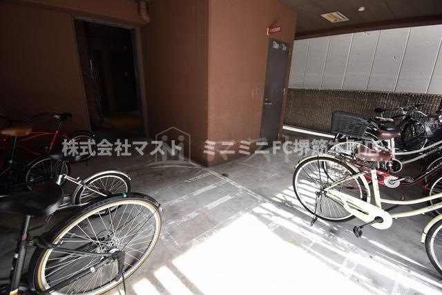 大阪市中央区瓦屋町３丁目の賃貸マンションの駐車場