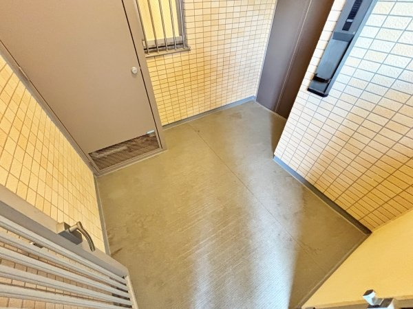 玄関には門扉付きのポーチがありますので、プライバシーが守られます