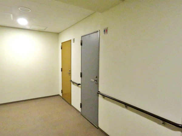 2階にあるタタミルームと共用トイレの入口部分、共用トイレは1階と3階にもございます