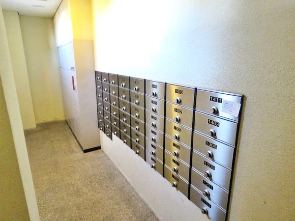 宅配ボックスが完備されていますので便利です