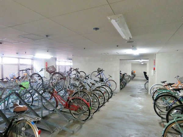自転車置場は屋根が付いているので安心です