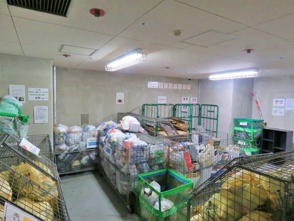 雨に濡れずに行ける棟内ゴミ置場、24時間ゴミ出し可能です