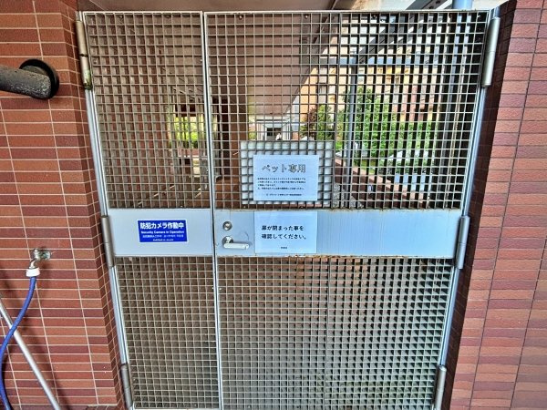 メインエントランスの隣にはペット専用の出入口がございます