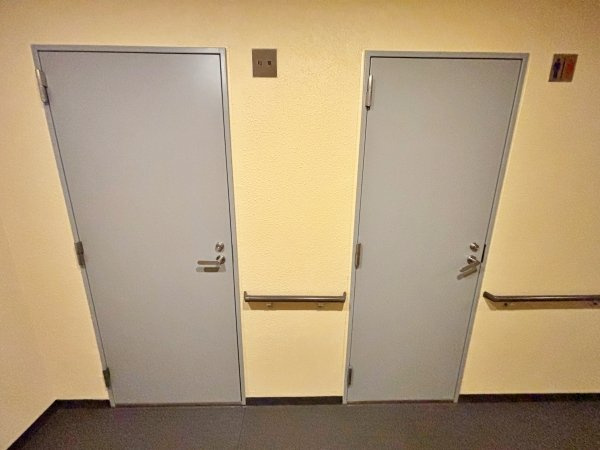 2階にあるタタミルームと共用トイレの入口部分、共用トイレは1階と3階にもございます