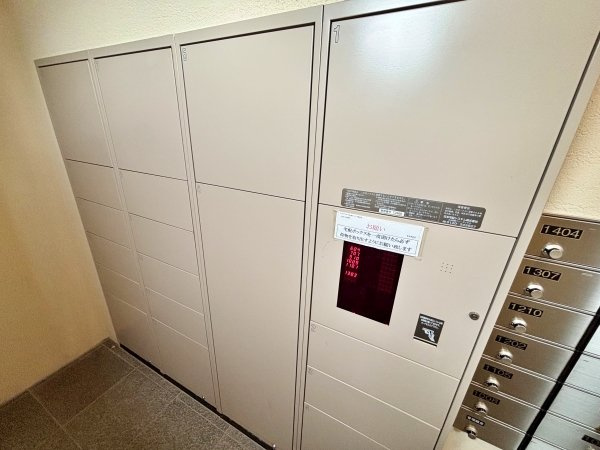宅配ボックスが完備されていますので便利です