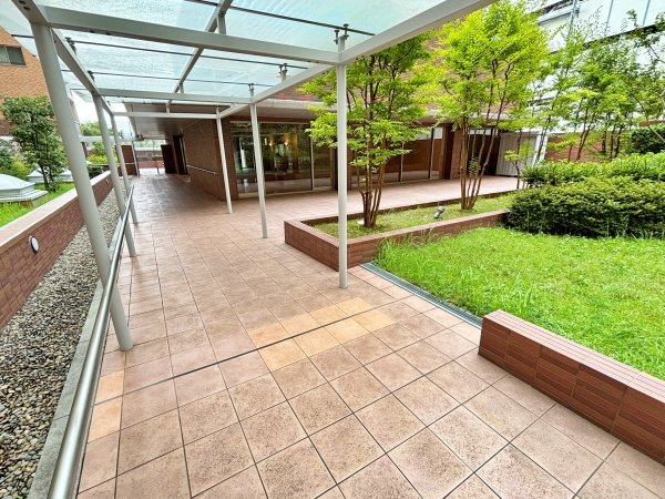 マンションへと続く廊下部分②