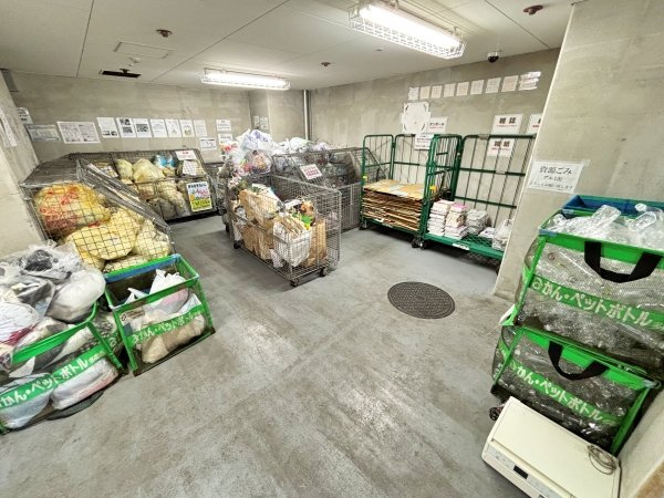 雨に濡れずに行ける棟内ゴミ置場、24時間ゴミ出し可能です