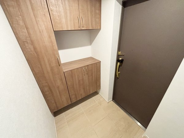 お洒落な玄関部分、扉を開けるとポーチがございます