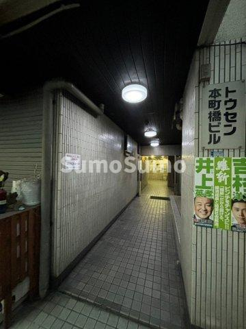 トウセン本町橋ビルのエントランス