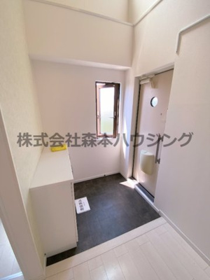 【玄関】 | 　ハミングハイツ | ゆったりとした明るい玄関です