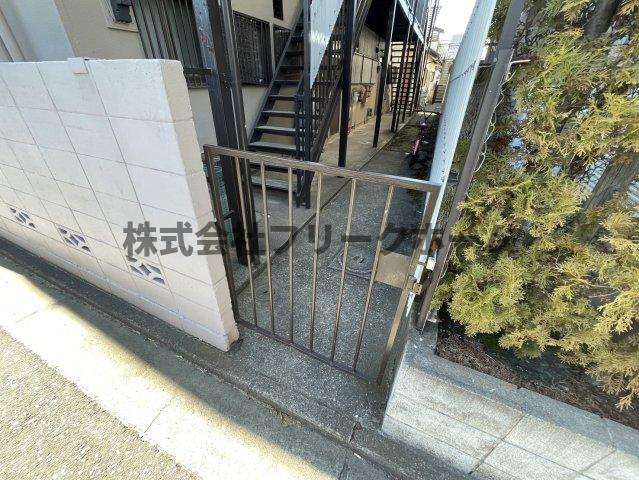 武蔵野市御殿山２丁目のアパートのエントランス