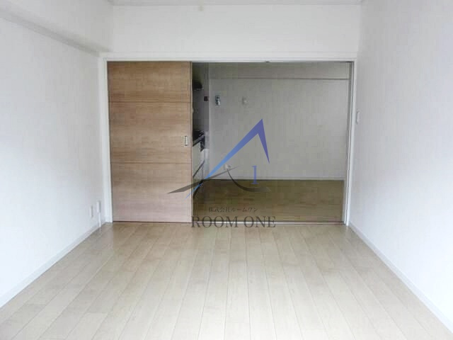 越中島三丁目ハイツ１号棟の居間・リビング|洋室のお部屋です。
