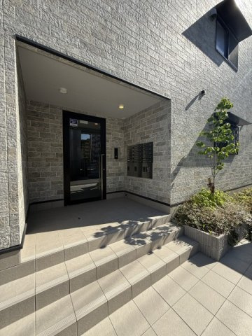神戸市東灘区深江本町３丁目のアパートのエントランス