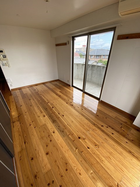 西宮市高木西町の賃貸マンションの居間・リビング