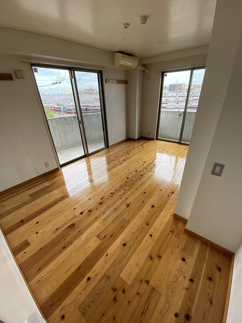 西宮市高木西町の賃貸マンションの居間・リビング