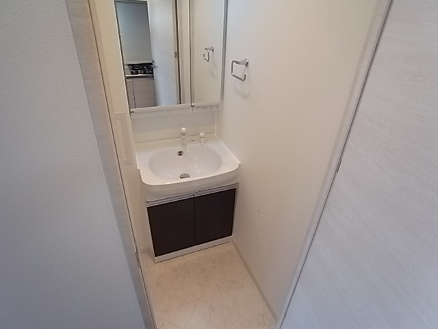神戸市中央区割塚通２丁目の賃貸マンションの洗面所|忙しい朝には欠かせない洗面所です