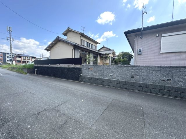 掛川市　二瀬川　中古住宅の前面道路含む現地写真|ここのブロック塀を解体し、進入路とします。