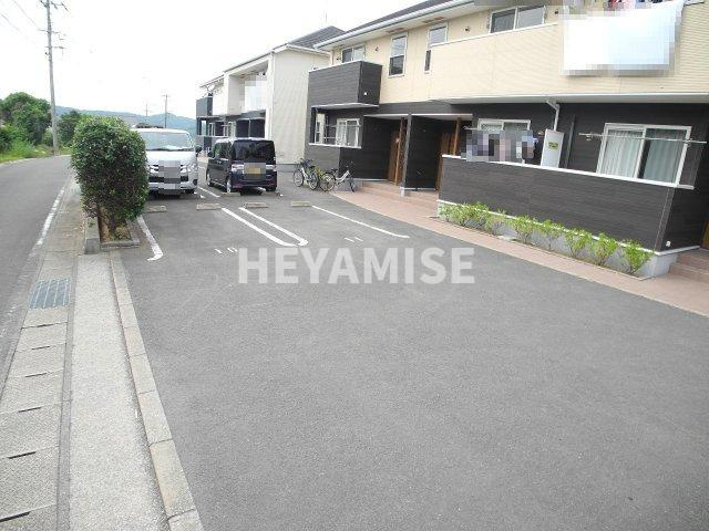 アースリーヒルBの駐車場