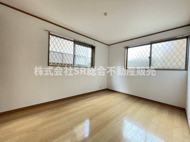 中新開１丁目中古戸建の洋室|1F　6.0帖。2面採光で明るい光が入ってきます！
