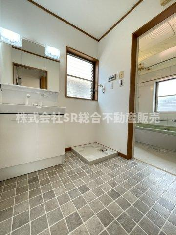 中新開１丁目中古戸建の脱衣所|室内洗濯機置場もございます！