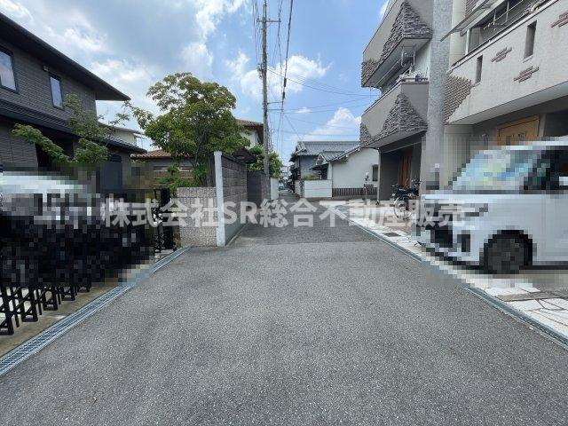 中新開１丁目中古戸建の前面道路含む現地写真|当日予約も大歓迎です！土日祝、雨の日やお子様連れのお客様の送迎も可能ですのでお気になさらずお問合せ下さい。お仕事終わりのお時間にも柔軟に対応致しますのでお気軽にお申し付け下さいませ。