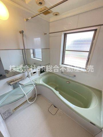 中新開１丁目中古戸建の浴室|足を伸ばしてゆったりくつろげる浴室です！