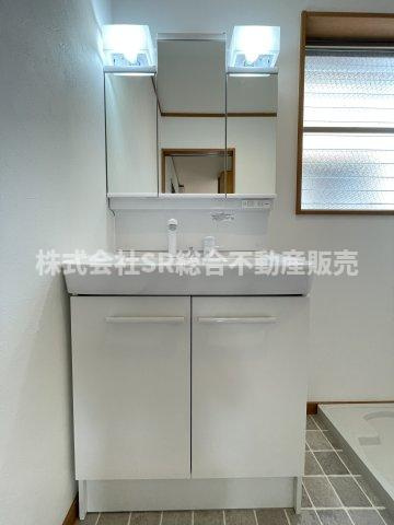 中新開１丁目中古戸建の独立洗面台|温水シャワー付洗面化粧台があり朝の支度も楽々です☆
