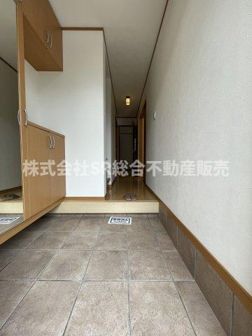 中新開１丁目中古戸建の玄関|シューズボックス付きで整理整頓できます！