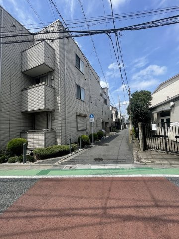 ロワジール千石の駐車場