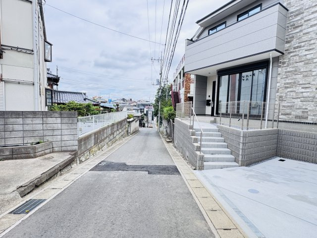 松戸市仲井町１丁目新築戸建【上本郷第二小学校：8分】の前面道路含む現地写真|北側前面道路